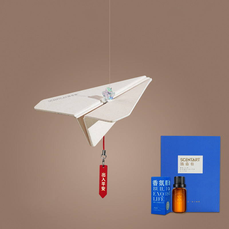 Aromatherapie hanger in de vorm van een papieren vliegtuigje
