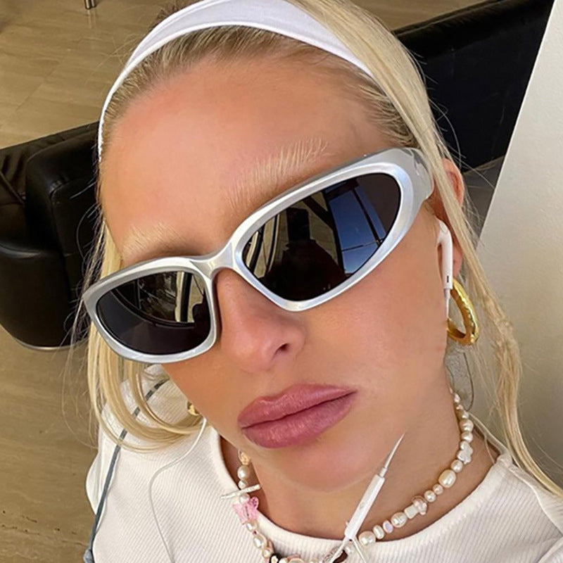 Trendy Y2K-zonnebril in toekomstige stijl