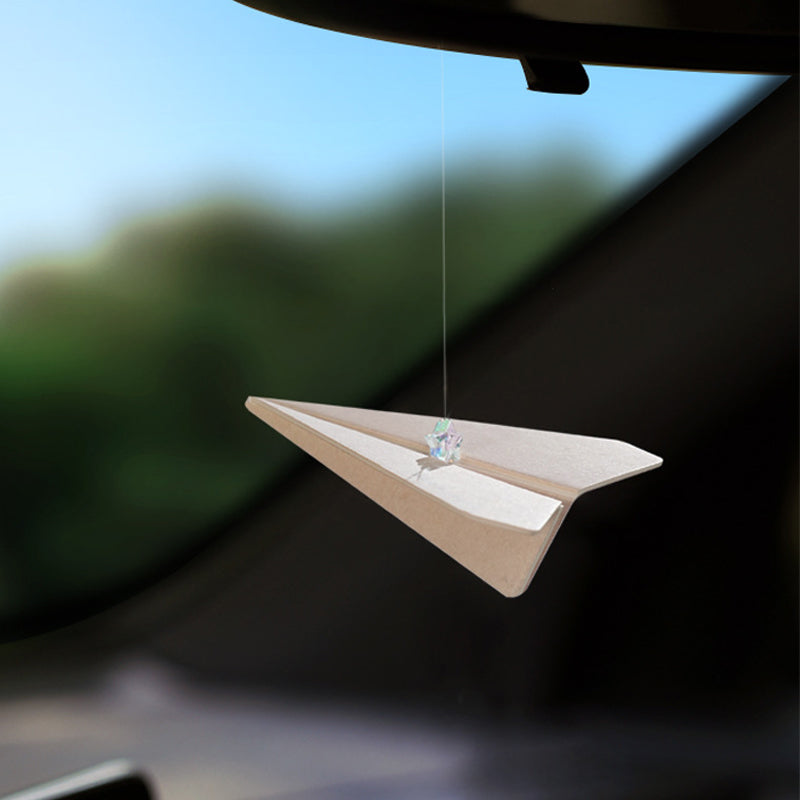 Aromatherapie hanger in de vorm van een papieren vliegtuigje