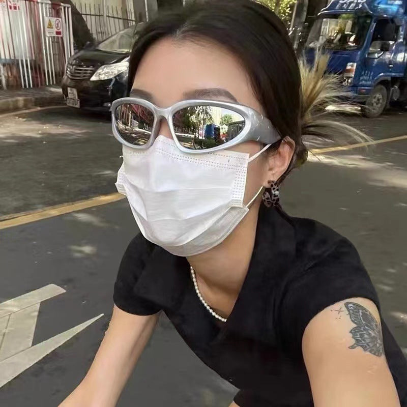 Trendy Y2K-zonnebril in toekomstige stijl