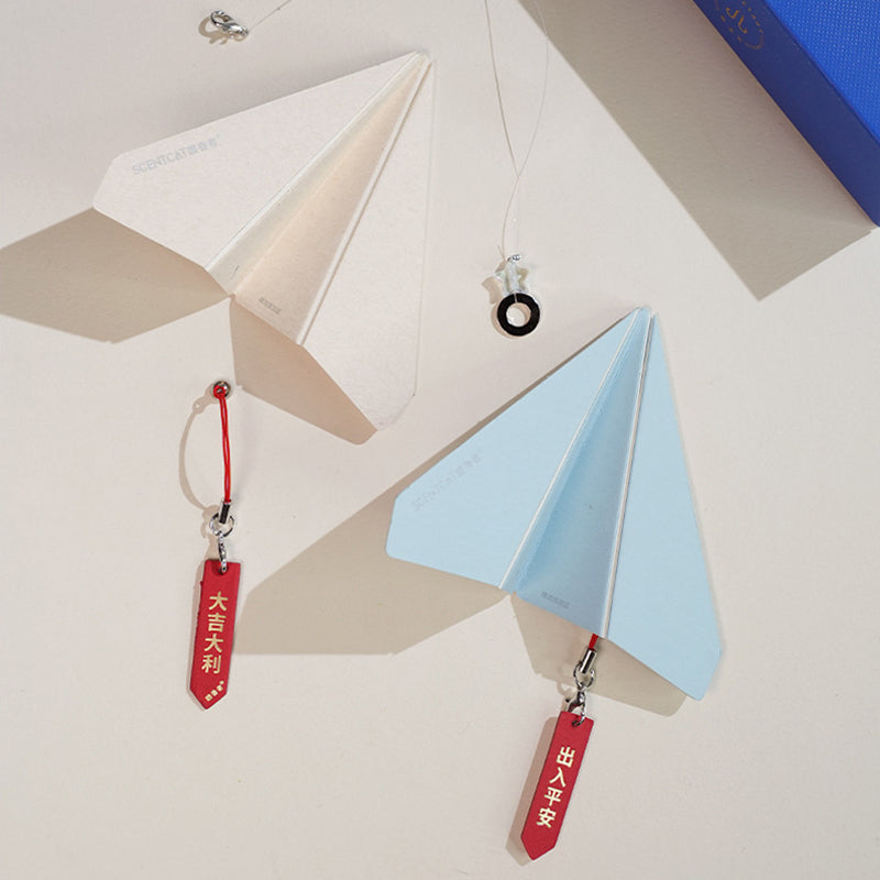 Aromatherapie hanger in de vorm van een papieren vliegtuigje