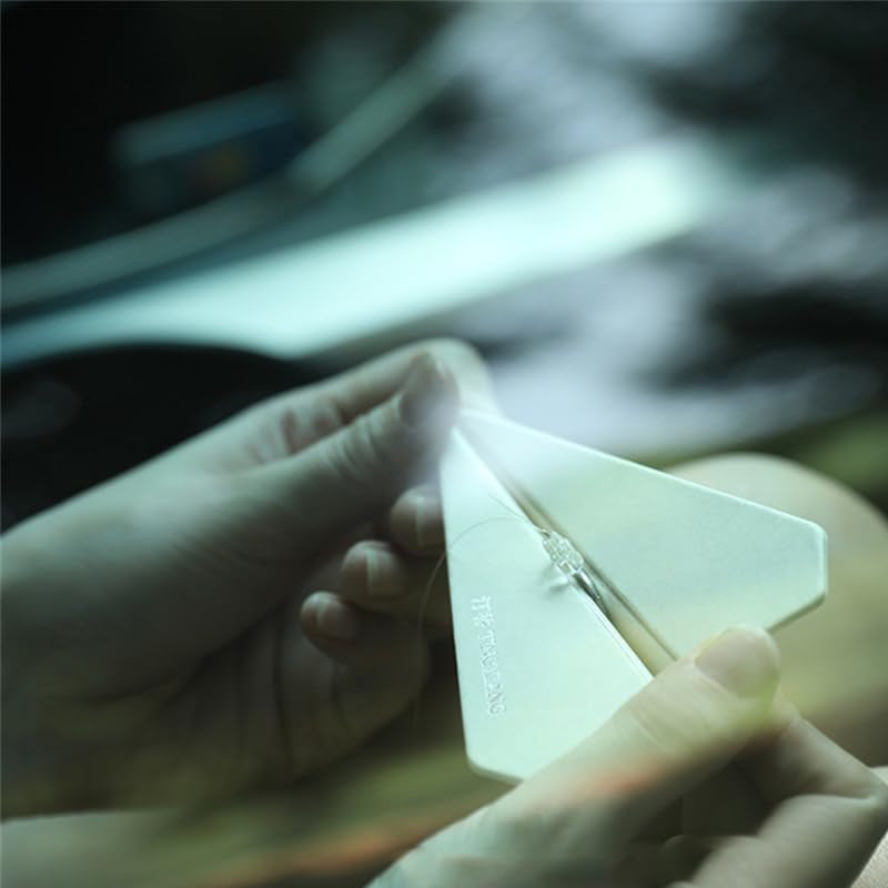 Aromatherapie hanger in de vorm van een papieren vliegtuigje