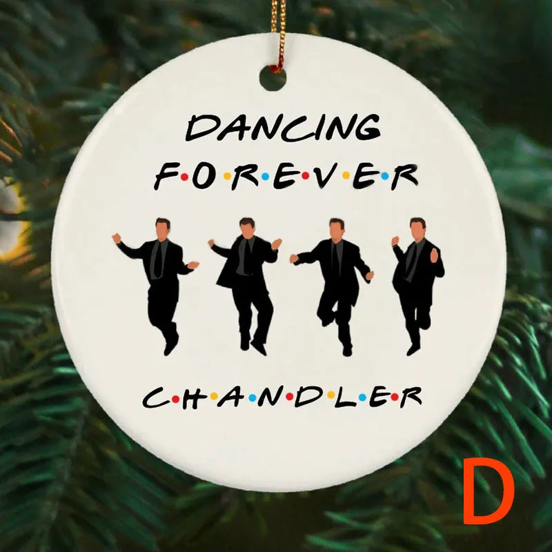 Chandler en Joey knuffelen kerstornament