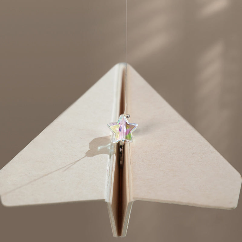 Aromatherapie hanger in de vorm van een papieren vliegtuigje