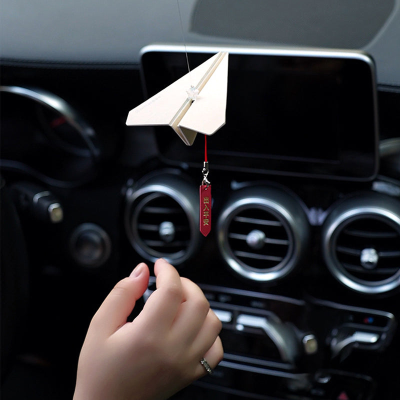 Aromatherapie hanger in de vorm van een papieren vliegtuigje