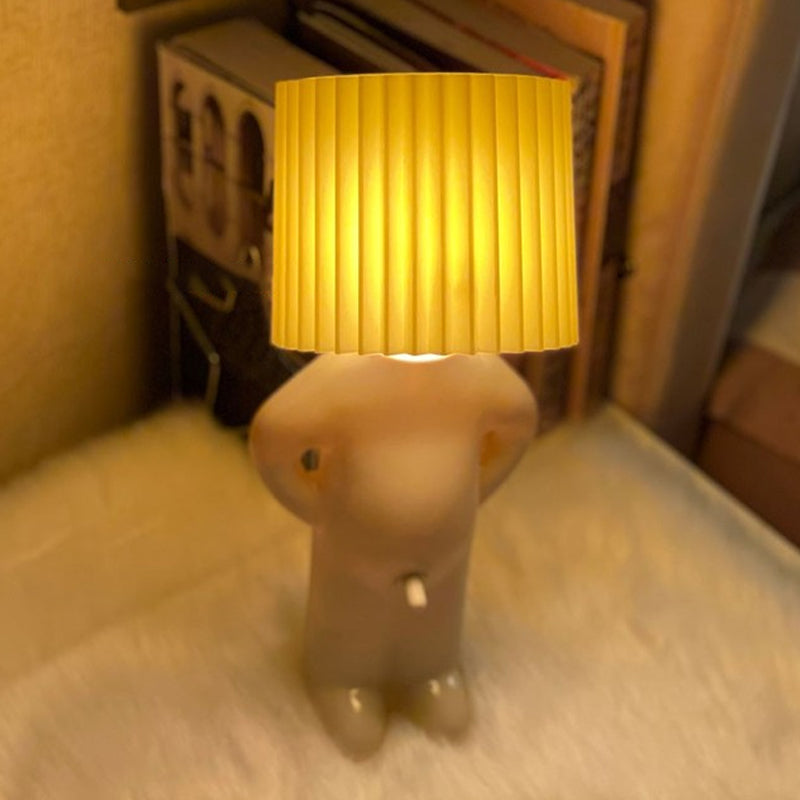Een kleine verlegen man creatieve lamp