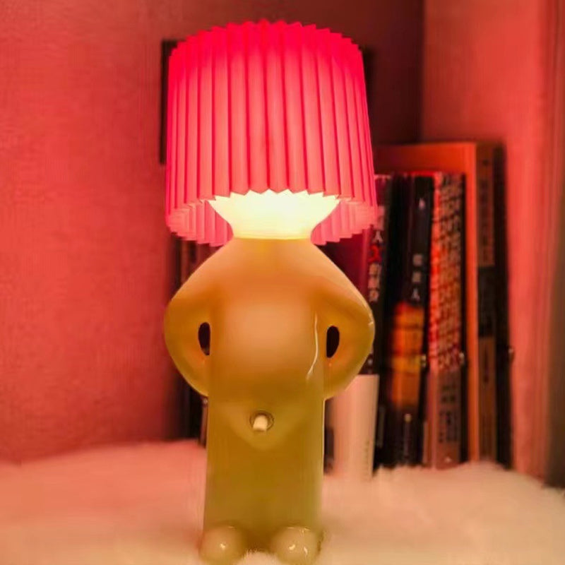 Een kleine verlegen man creatieve lamp