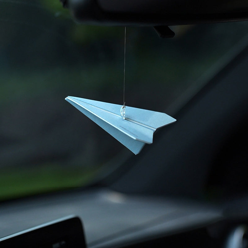 Aromatherapie hanger in de vorm van een papieren vliegtuigje