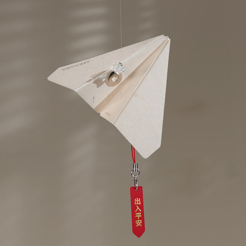 Aromatherapie hanger in de vorm van een papieren vliegtuigje