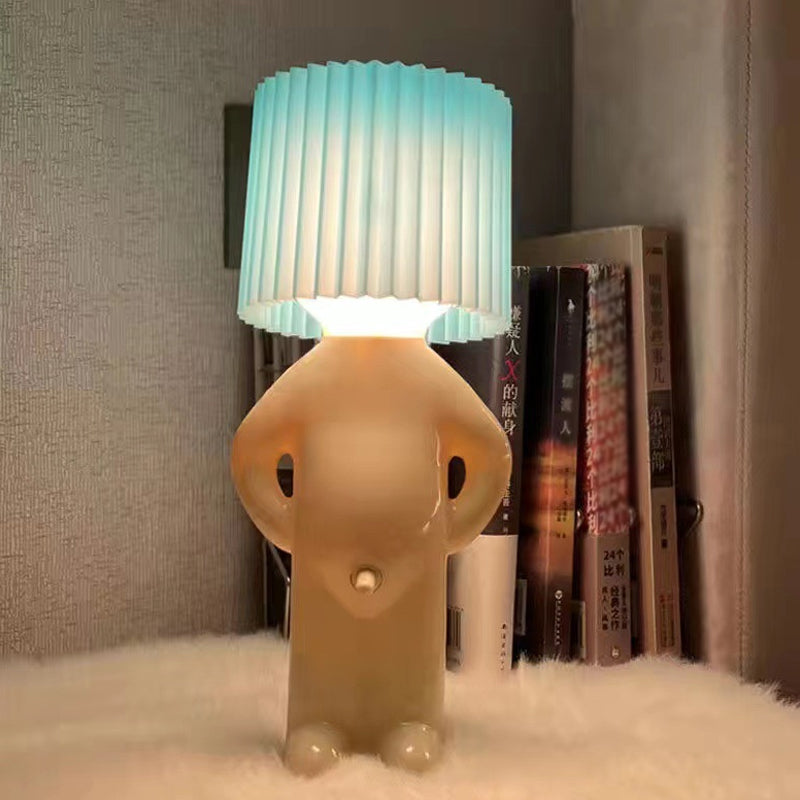 Een kleine verlegen man creatieve lamp