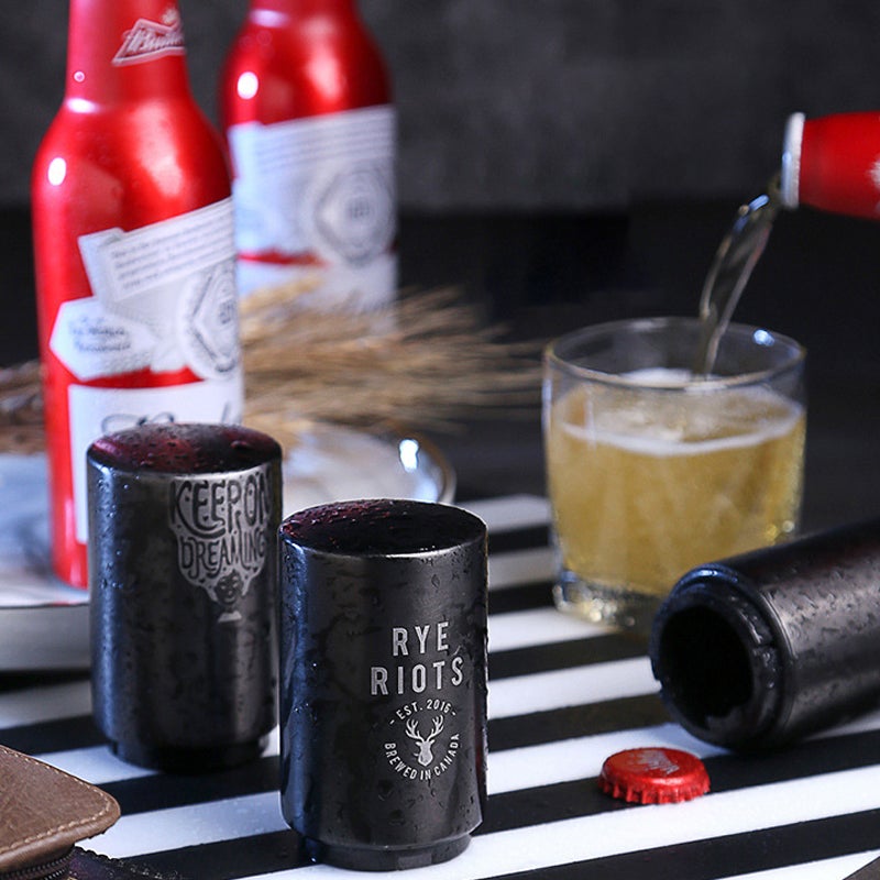 Automatische flesopener met magnetische dopvanger