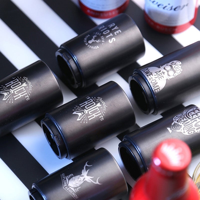 Automatische flesopener met magnetische dopvanger