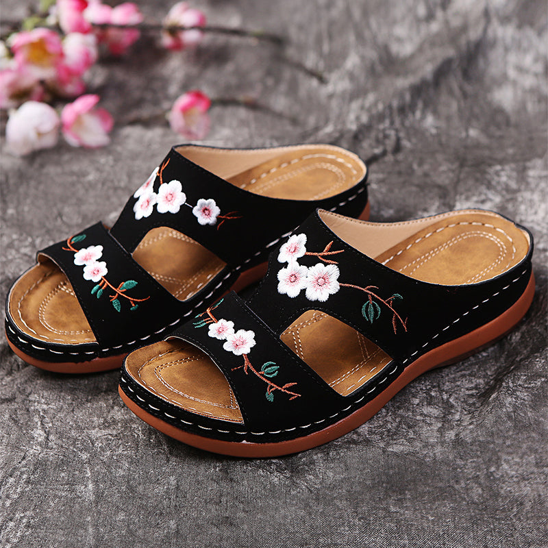 Orthopedische damessandalen met sleehak