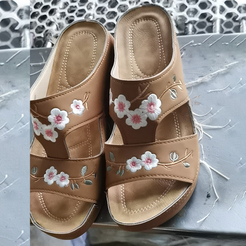 Orthopedische damessandalen met sleehak