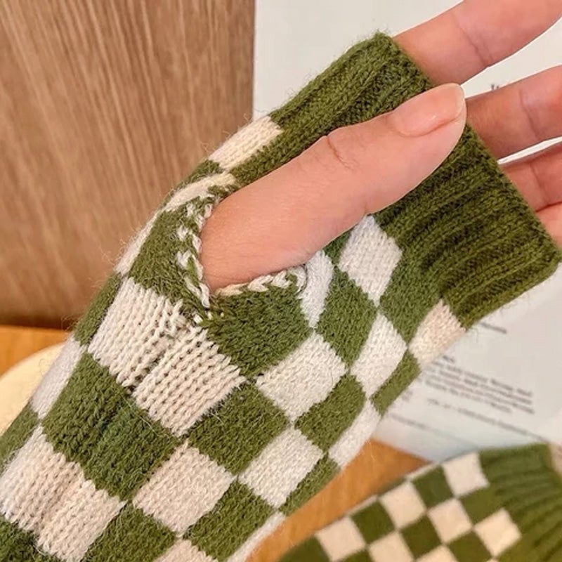 Checkerboard knitted gloves