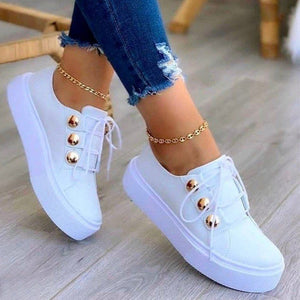 Casual sneakers met nageldecoratie