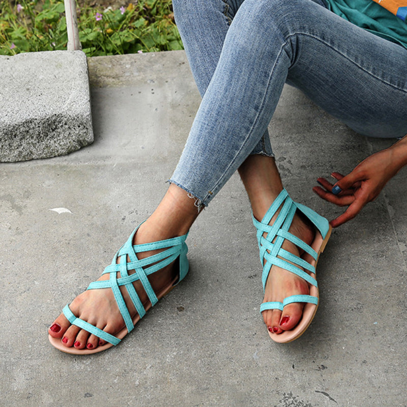 Platte zomersandalen met gekruiste bandjes en rits