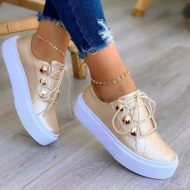 Casual sneakers met nageldecoratie