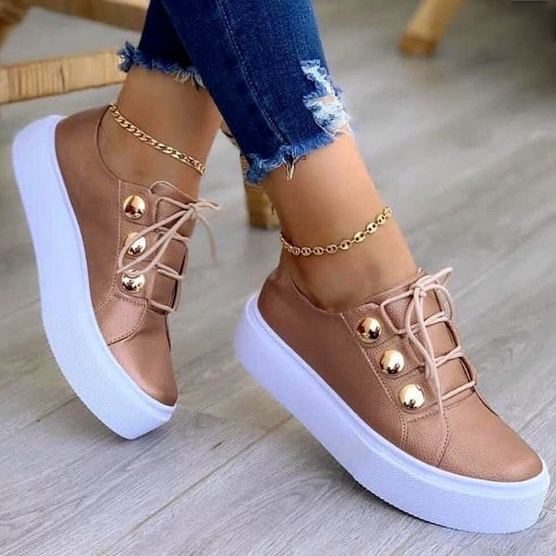 Casual sneakers met nageldecoratie