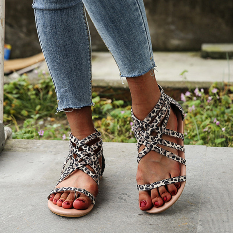 Platte zomersandalen met gekruiste bandjes en rits