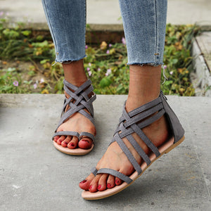 Platte zomersandalen met gekruiste bandjes en rits