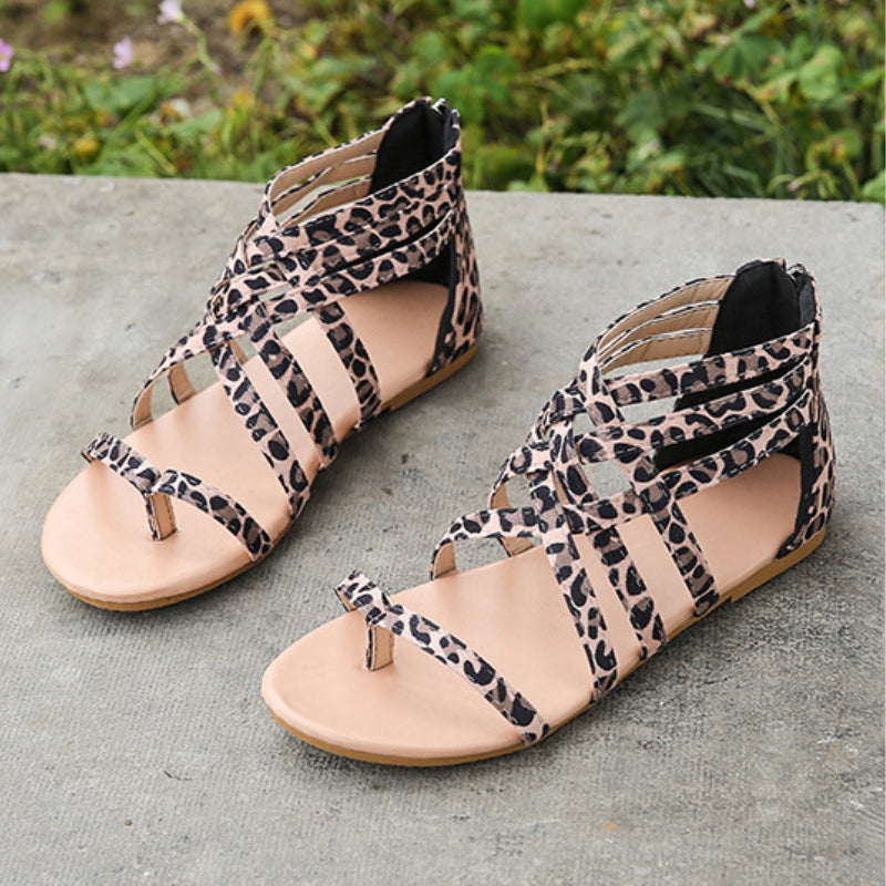 Platte zomersandalen met gekruiste bandjes en rits