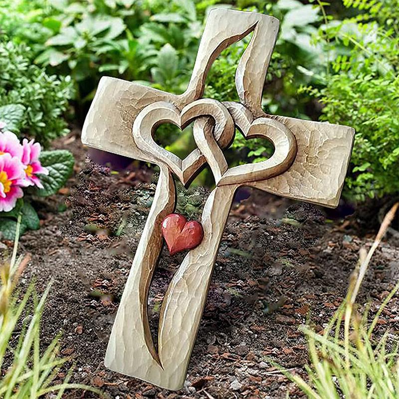 Gesneden houten kruis met elkaar verweven harten