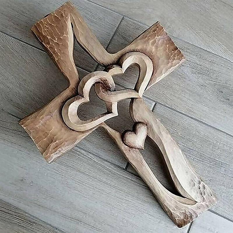 Gesneden houten kruis met elkaar verweven harten