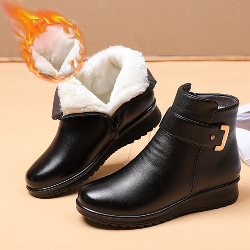 Fluwelen laarzen met metalen gesp