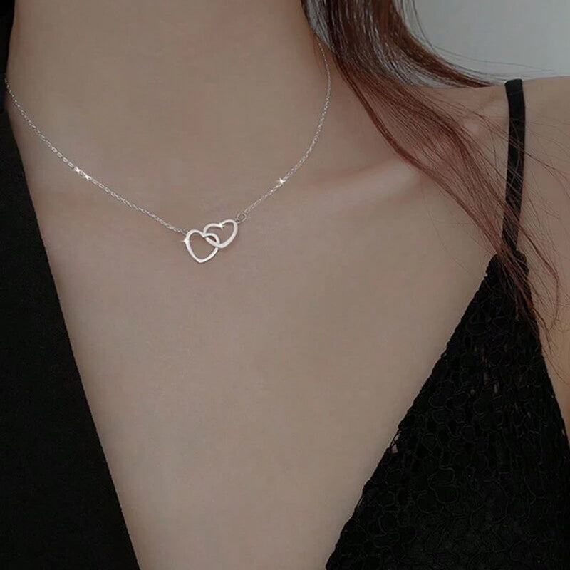 Ketting met twee harten en een roterende rozengeschenkdoos