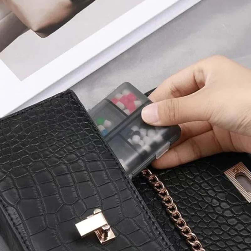 Draagbare pillenorganizer met labels