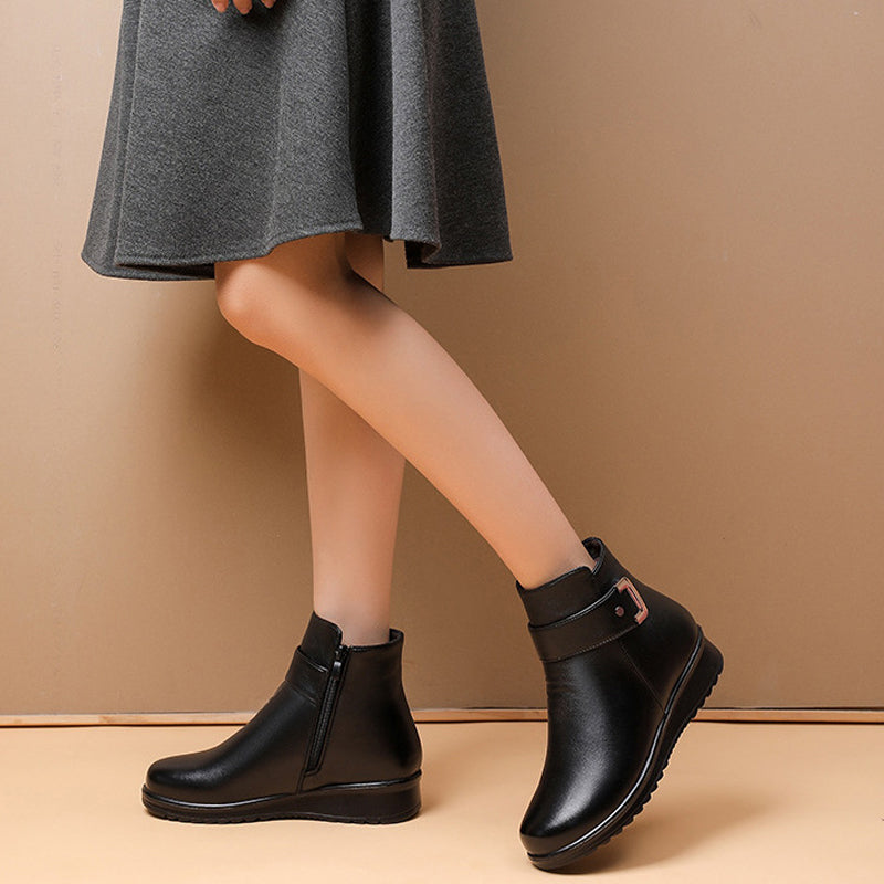 Fluwelen laarzen met metalen gesp