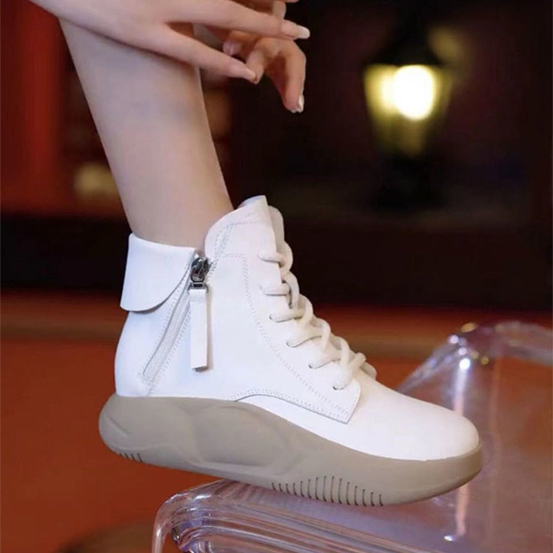 Hoge dikke schoenen met dikke zolen en zachte zolen