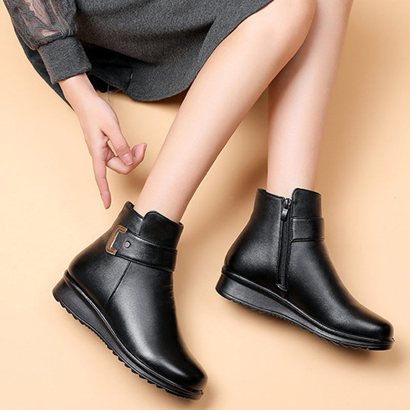 Fluwelen laarzen met metalen gesp