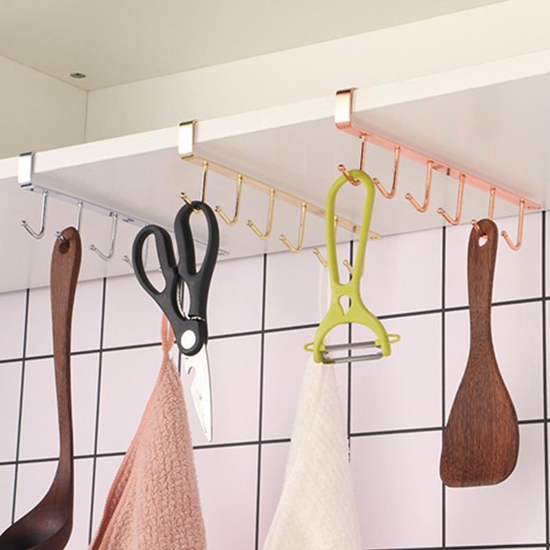 Hangerrek met 6 haken onder de kast