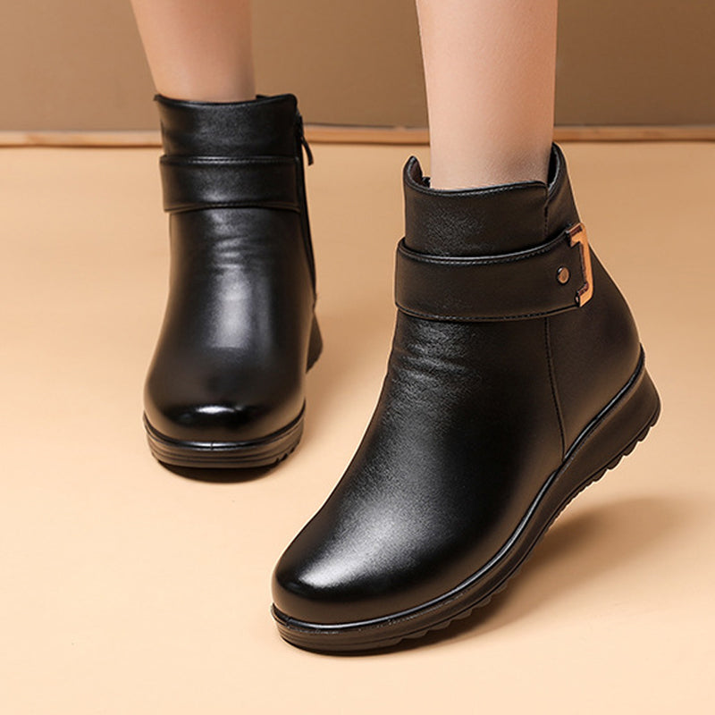 Fluwelen laarzen met metalen gesp