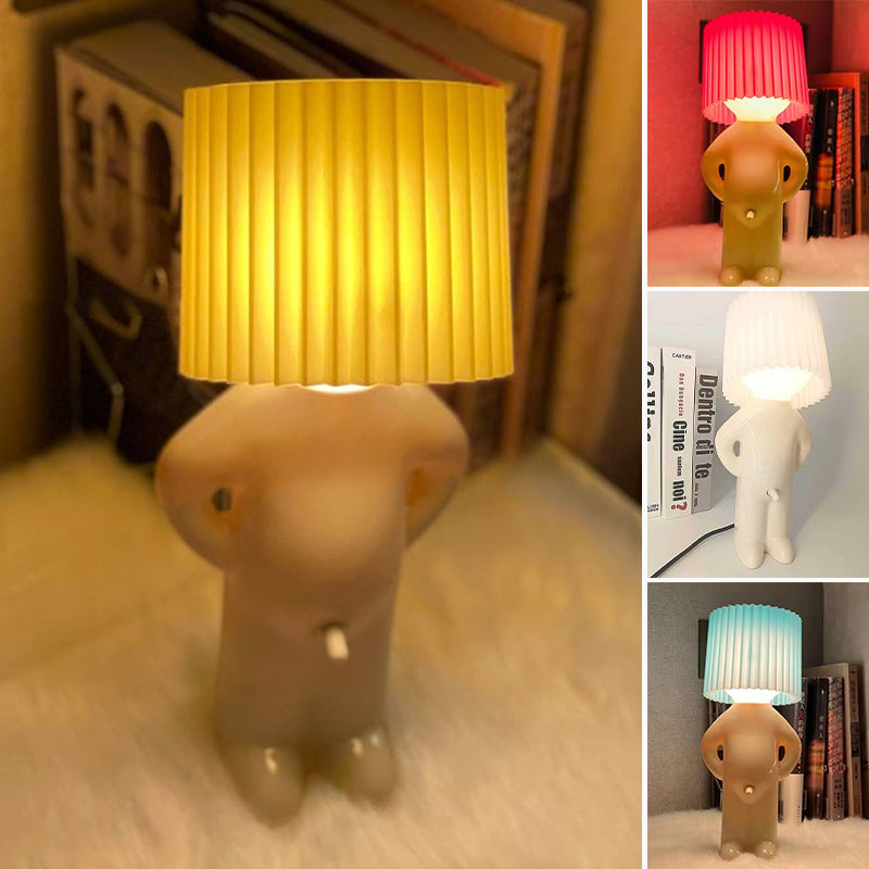 Een kleine verlegen man creatieve lamp