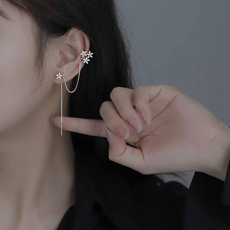 Diamanten oorknopjes met bloemrand