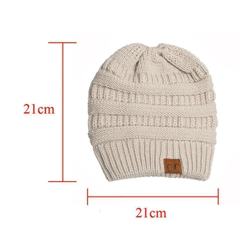 Zacht gebreide muts met paardenstaart