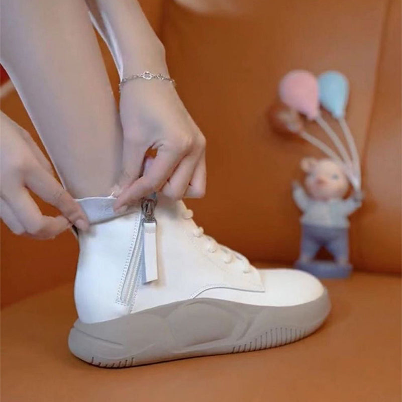 Hoge dikke schoenen met dikke zolen en zachte zolen