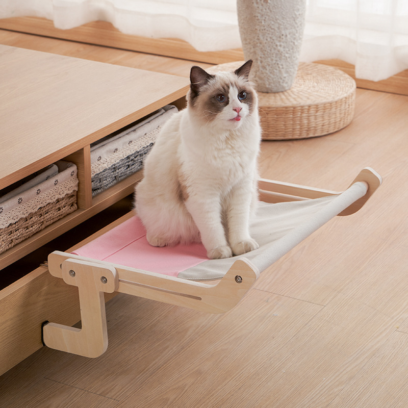 Kattenmand voor het raam
