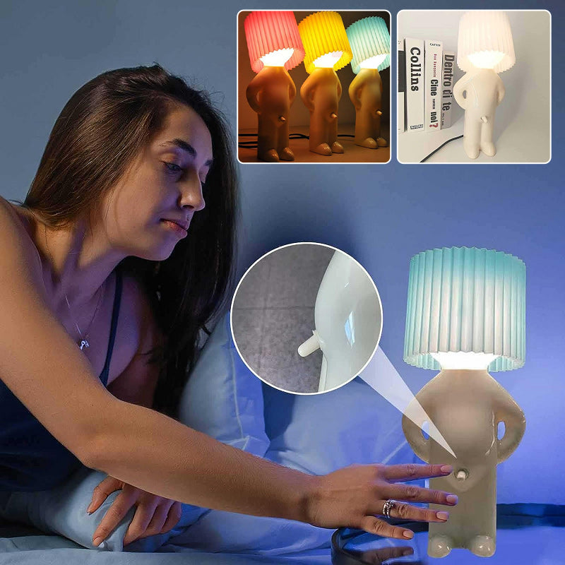 Een kleine verlegen man creatieve lamp