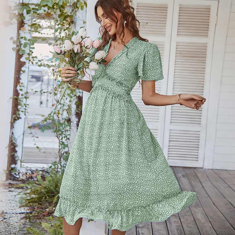 Jurk met V-hals en korte mouwen met ruches en bloemen