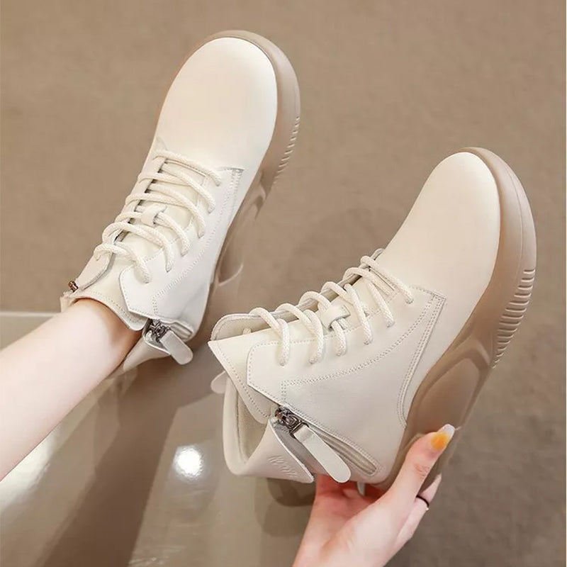 Hoge dikke schoenen met dikke zolen en zachte zolen