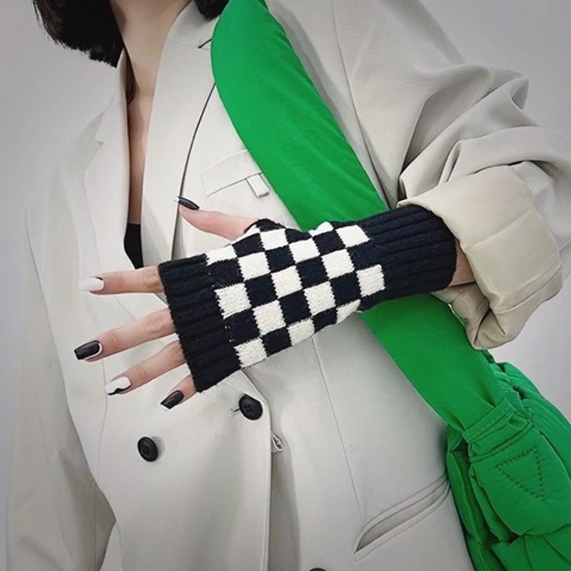 Checkerboard knitted gloves