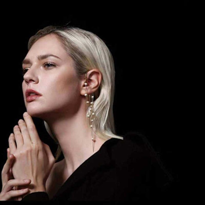 Lange oorbel met synthetisch parelkwastje