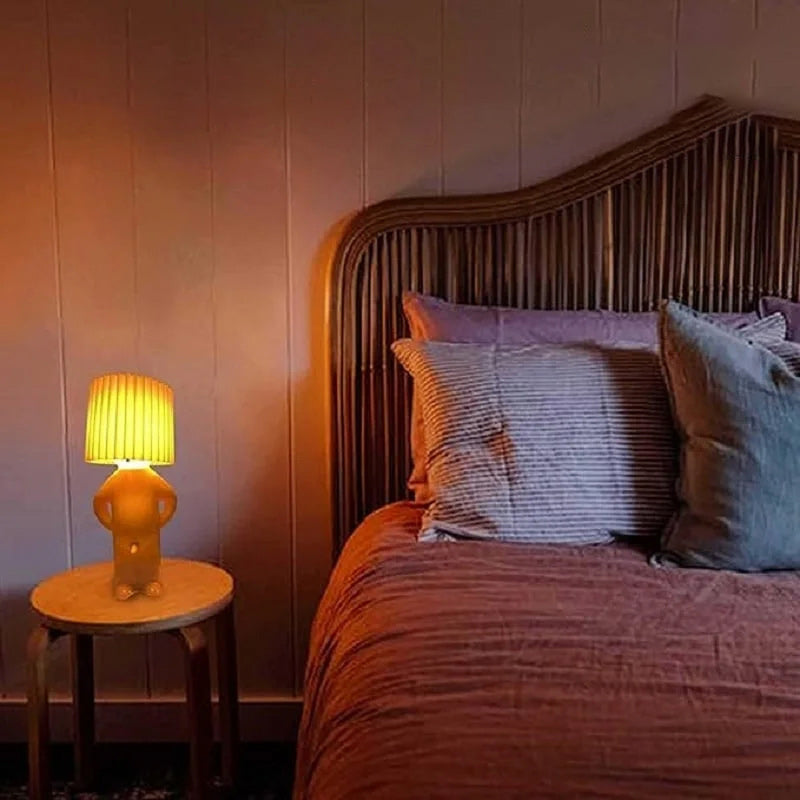 Een kleine verlegen man creatieve lamp