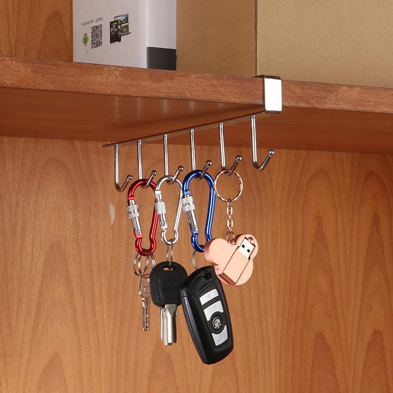 Hangerrek met 6 haken onder de kast
