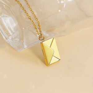 Metalen envelop ketting