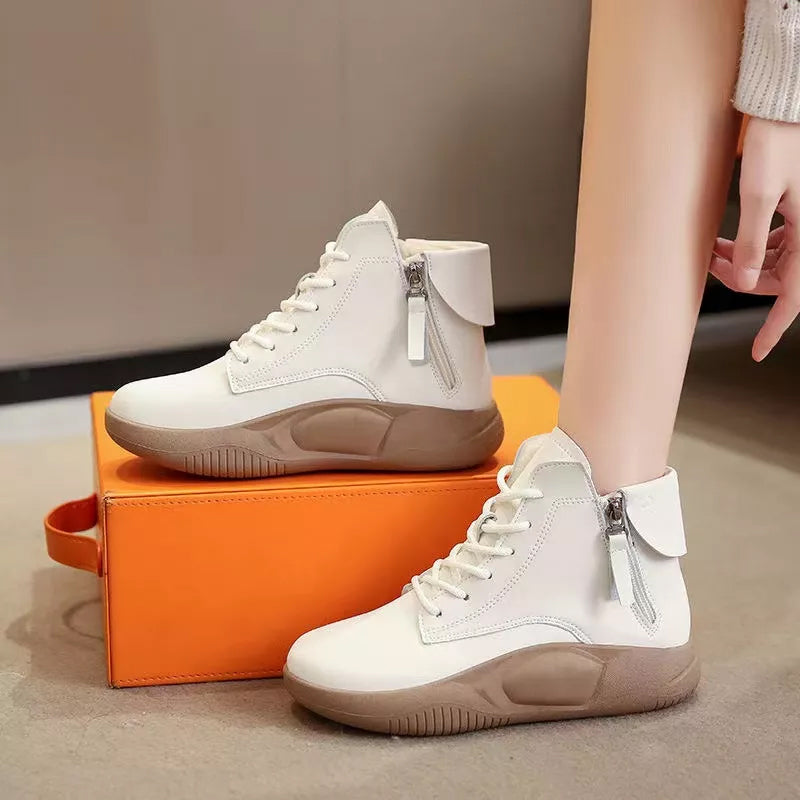 Hoge dikke schoenen met dikke zolen en zachte zolen